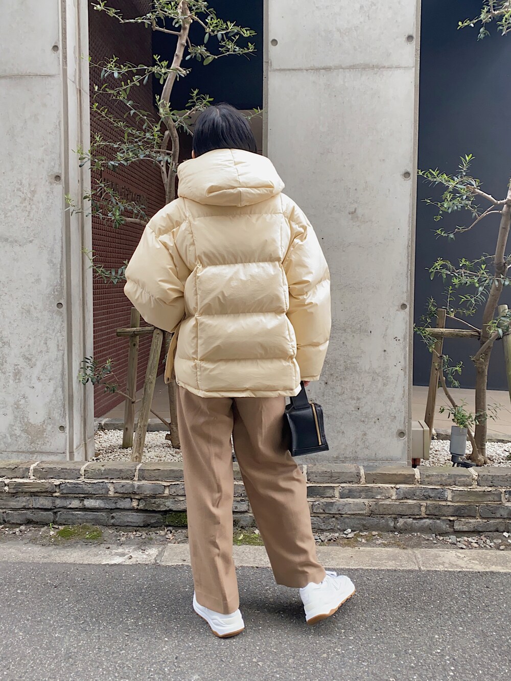 ベージュ系のダウンジャケット/コート、ベージュ系のその他パンツ、ホワイト系のスニーカーを着用したレディースの冬コーディネートの2枚目の写真