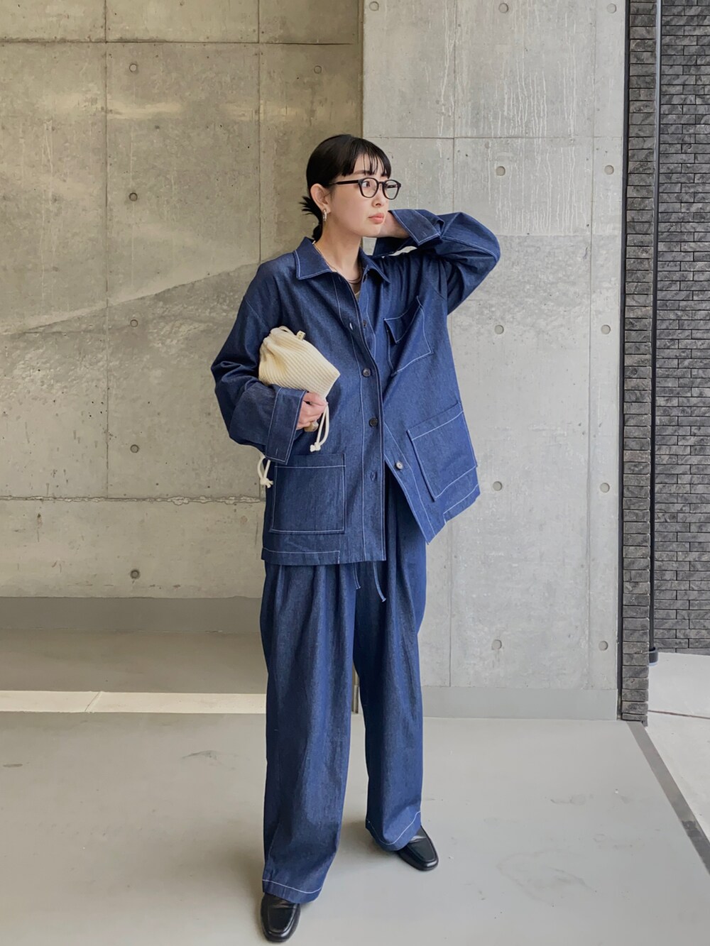 ブルー系のパンツ、ブルー系のシャツ/ブラウス、ブラック系のローファーを着用したレディースの春コーディネートの4枚目の写真