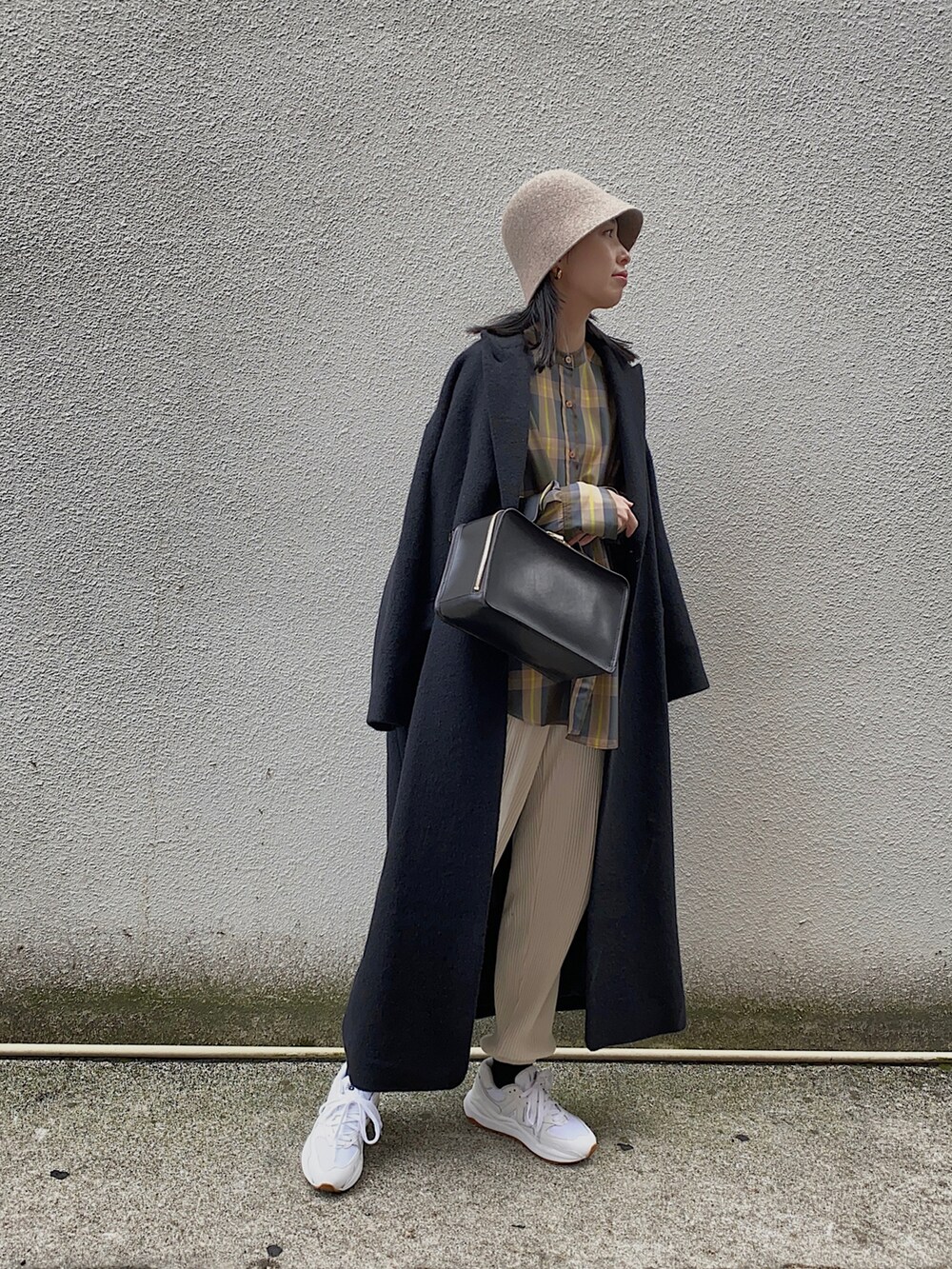 グリーン系のシャツ/ブラウス、ホワイト系のスウェットパンツ、ホワイト系のスニーカーを着用したレディースの冬コーディネートの2枚目の写真