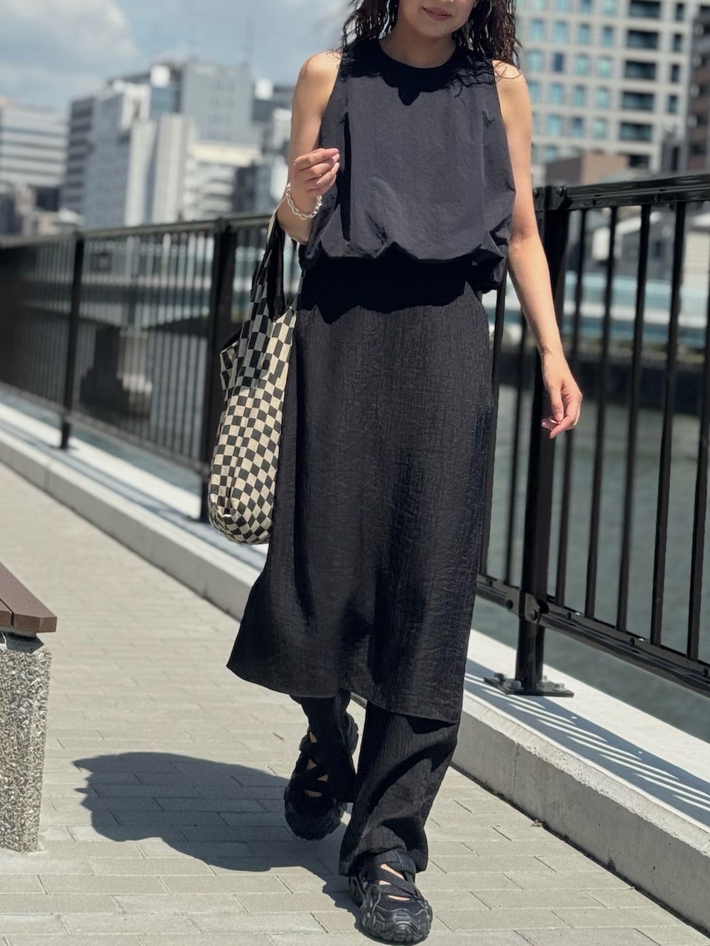 ブラック系のシャツ/ブラウス、ブラック系のトートバッグを着用したレディースの夏コーディネートの3枚目の写真