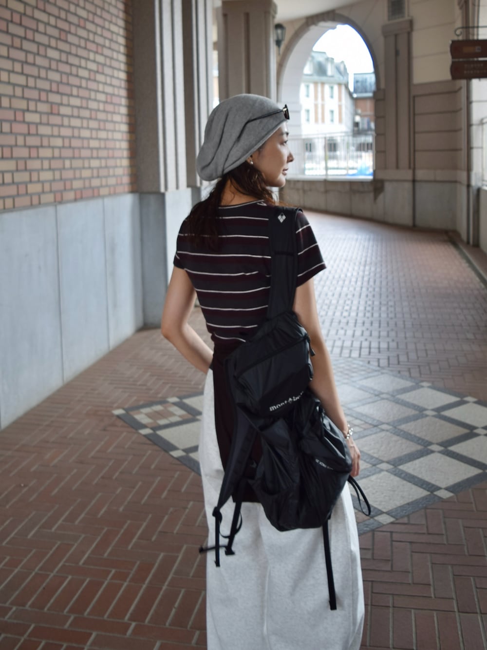 ブラック系のスウェットパンツ、グレー系のTシャツ/カットソー、ブラウン系のカーディガン/ボレロを着用したレディースの秋コーディネートの4枚目の写真