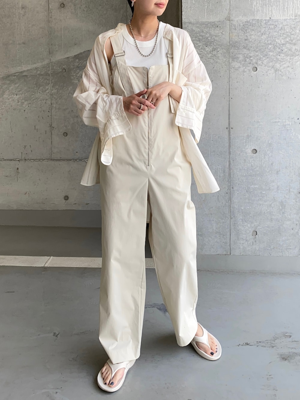 ホワイト系のサロペット/オーバーオール、ホワイト系のシャツ/ブラウス、ホワイト系のサンダルを着用したレディースの夏コーディネートの3枚目の写真