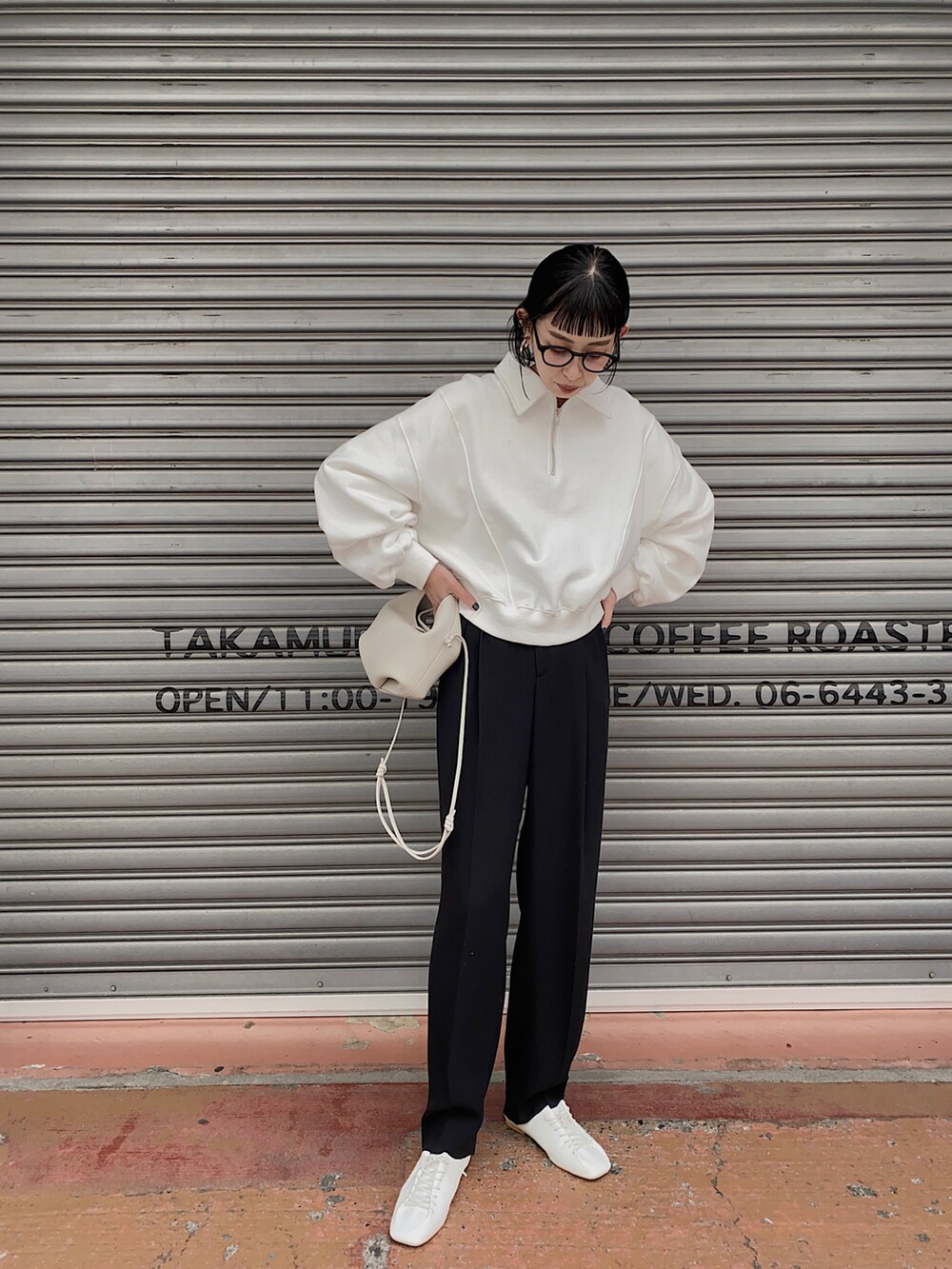 ホワイト系のスウェット、ブラック系のその他パンツ、ホワイト系のショルダーバッグを着用したレディースの冬コーディネートの3枚目の写真