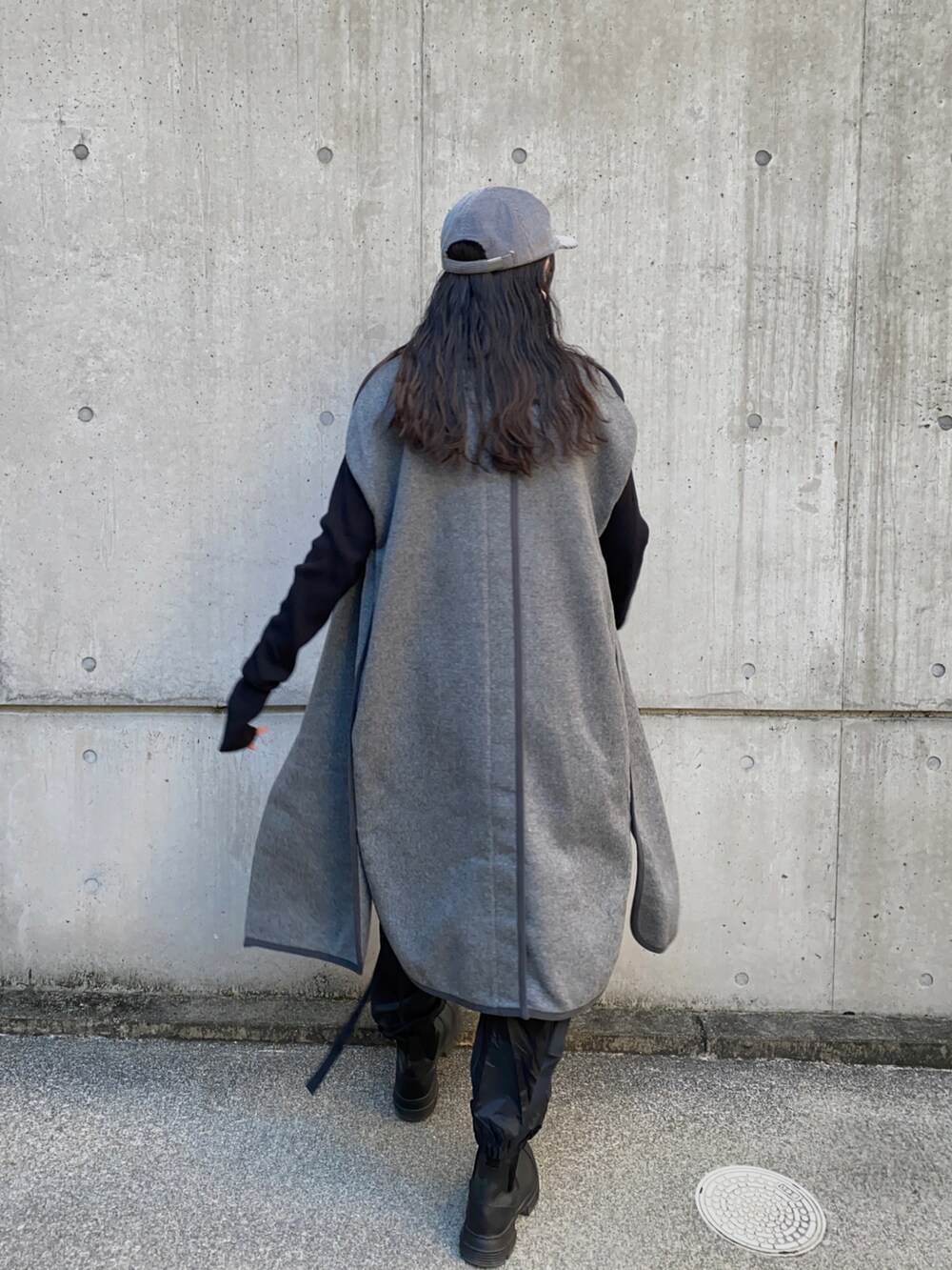 グレー系のその他アウター、ブラック系のブーツ、ブラック系のパンツを着用したレディースの冬コーディネートの3枚目の写真