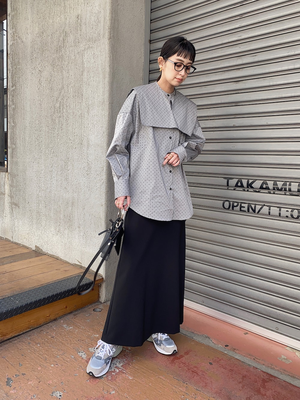 ブラック系のシャツ/ブラウス、ブラック系のショルダーバッグ、グレー系のスニーカーを着用したレディースの春コーディネートの3枚目の写真