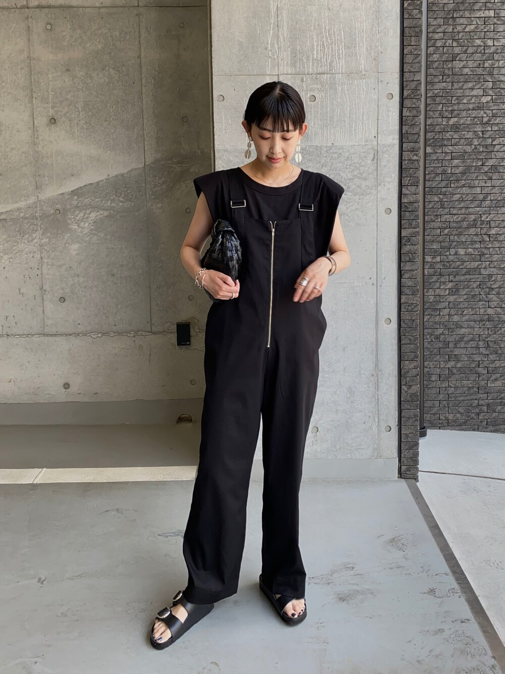 ブラック系のサロペット/オーバーオール、ブラック系のサンダル、シルバー系のリングを着用したレディースの春コーディネートの5枚目の写真