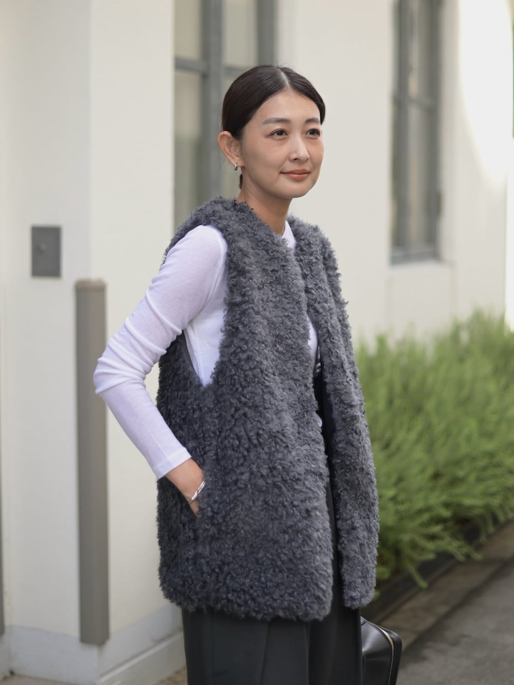 グレー系のベスト、グレー系のその他パンツ、ブラック系のローファーを着用したレディースの秋コーディネートの3枚目の写真