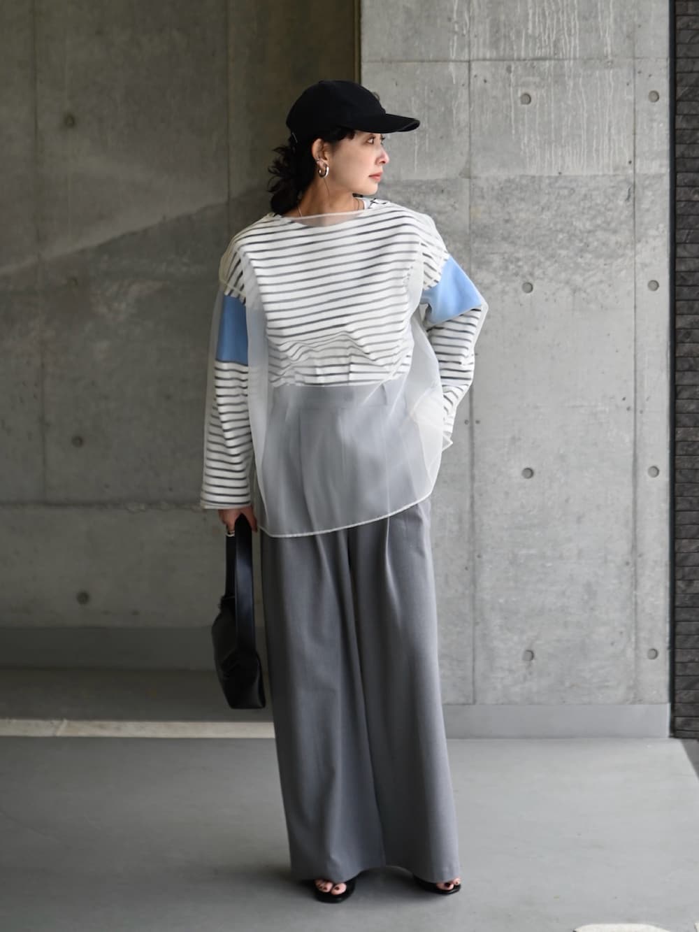 ホワイト系のシャツ/ブラウス、ブルー系のTシャツ/カットソー、ブラック系のショルダーバッグを着用したレディースの春コーディネートの2枚目の写真