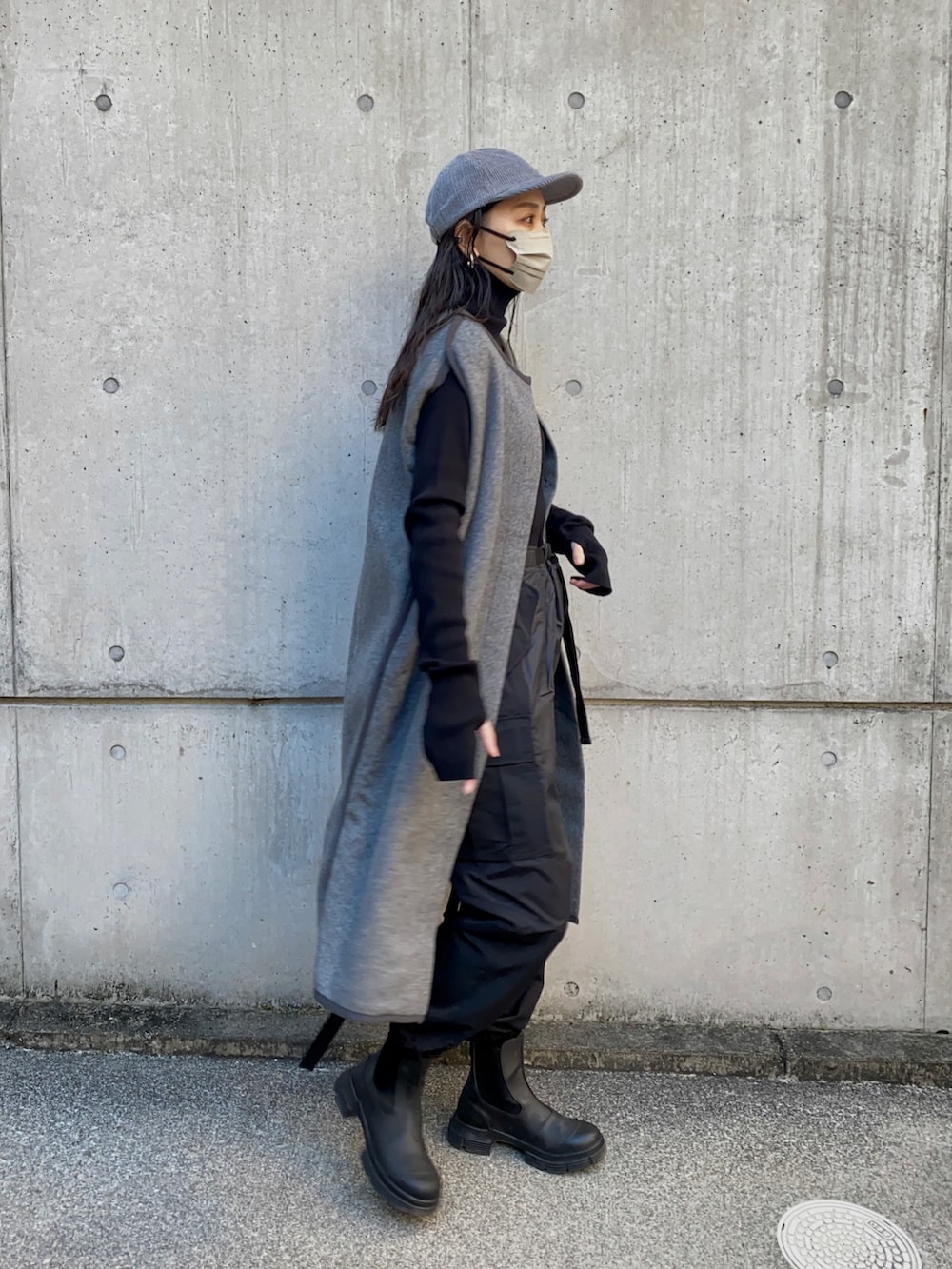 グレー系のその他アウター、ブラック系のブーツ、ブラック系のパンツを着用したレディースの冬コーディネートの2枚目の写真