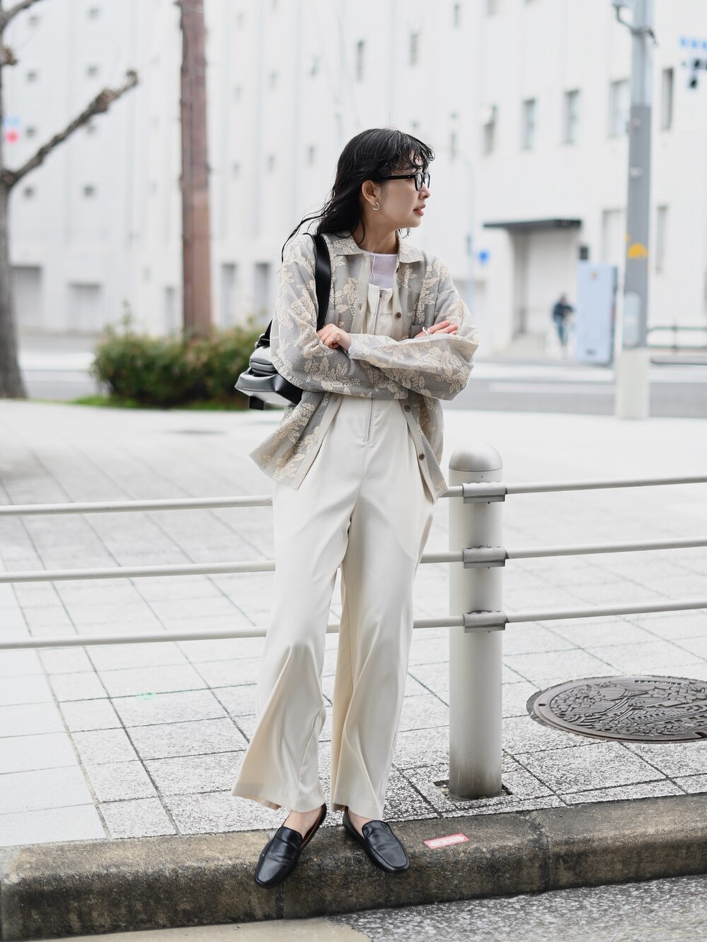 グレー系のシャツ/ブラウス、ホワイト系のサロペット/オーバーオール、ブラック系のローファーを着用したレディースの冬コーディネートの5枚目の写真