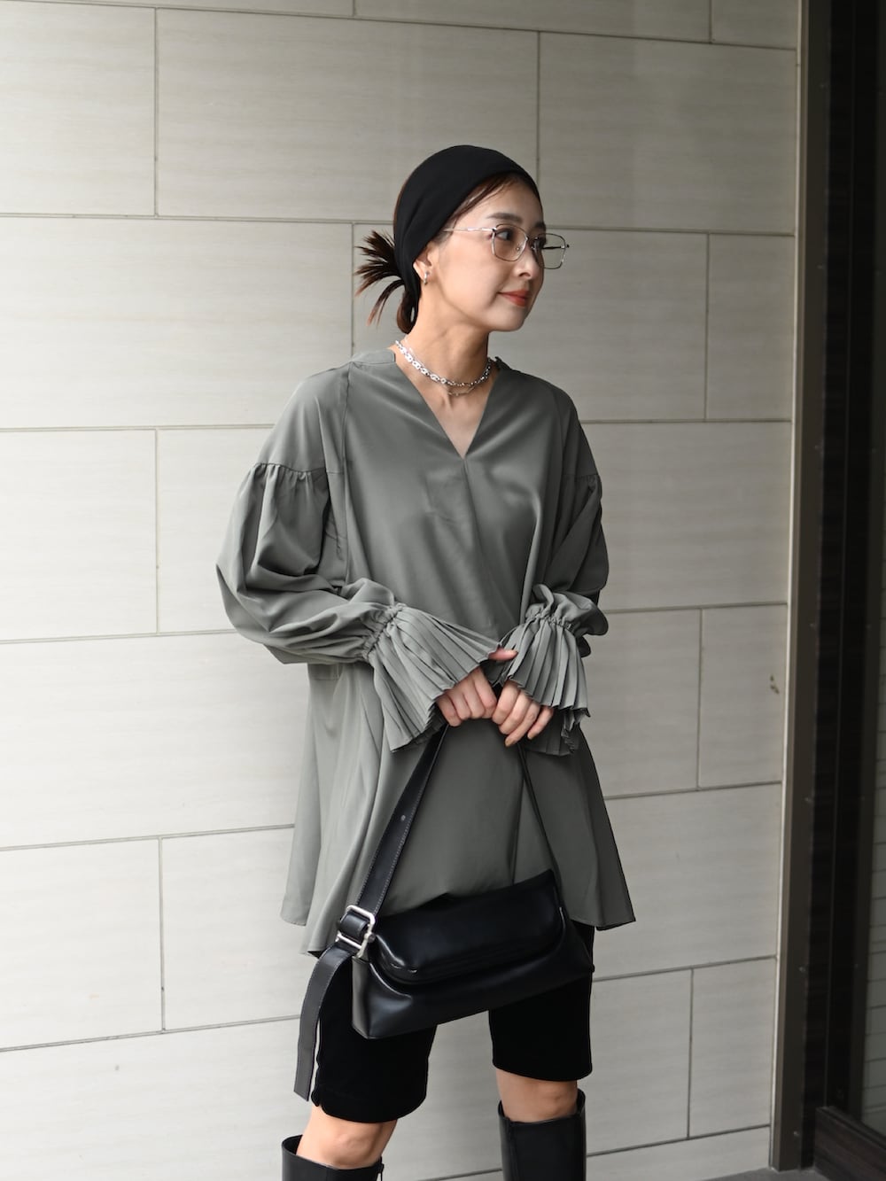 グリーン系のシャツ/ブラウス、ブラック系のショルダーバッグ、ブラック系のその他パンツを着用したレディースの秋コーディネートの3枚目の写真