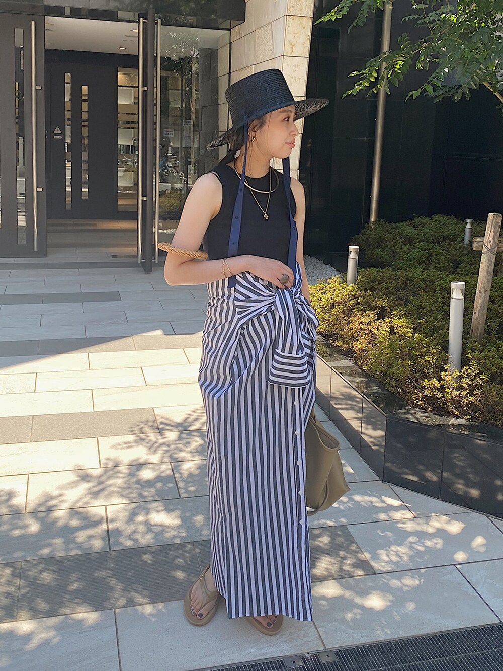 ブラック系のTシャツ/カットソー、その他のシャツワンピース、ベージュ系のハンドバッグを着用したレディースの夏コーディネートの4枚目の写真