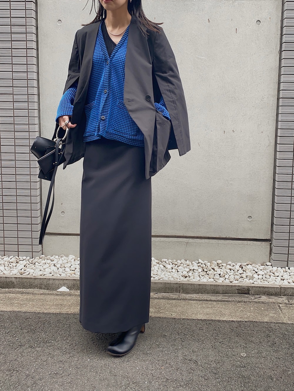 ブラック系のジャケット/アウター、ブルー系のカーディガン/ボレロ、ブラック系のショルダーバッグを着用したレディースの冬コーディネートの3枚目の写真