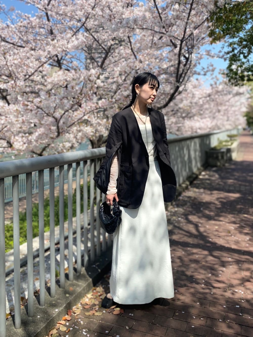 ブラック系のジャケット/アウター、ホワイト系のキャミソール、ホワイト系のTシャツ/カットソーを着用したレディースの春コーディネートの2枚目の写真