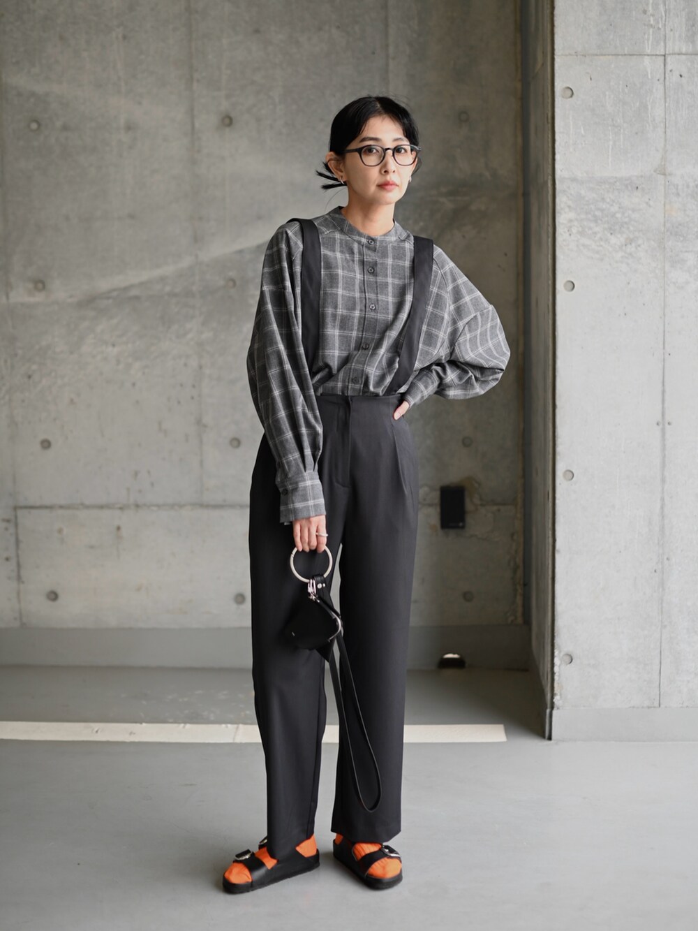 グレー系のシャツ/ブラウス、グレー系のスラックス、ブラック系のサンダルを着用したレディースの冬コーディネートの4枚目の写真