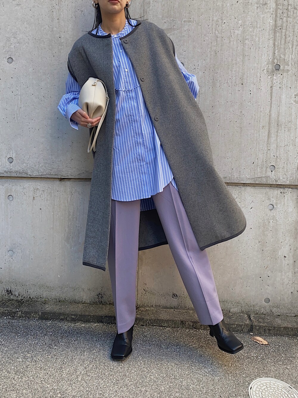グレー系のその他アウター、パープル系のその他パンツ、ブラック系のブーツを着用したレディースの冬コーディネートの3枚目の写真