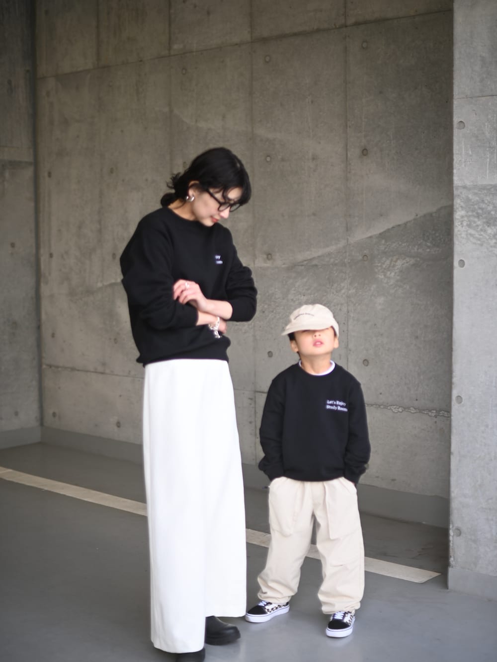 ブラック系のスウェット、ブラック系のブーツ、ブラック系のスウェットを着用したレディースの秋コーディネートの4枚目の写真