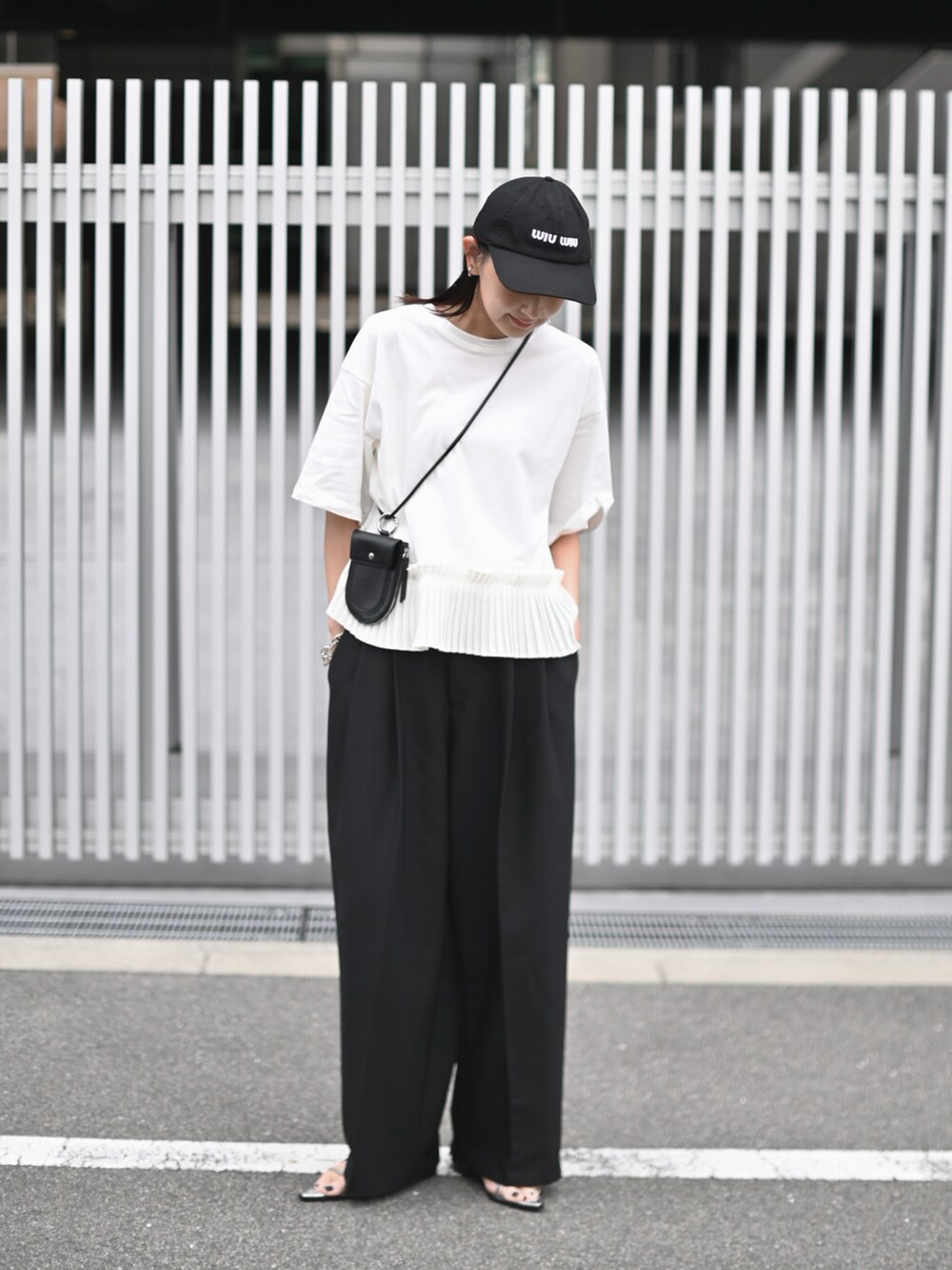 ホワイト系のTシャツ/カットソー、シルバー系のサンダル、ブラック系の財布/小物を着用したレディースの春コーディネートの5枚目の写真