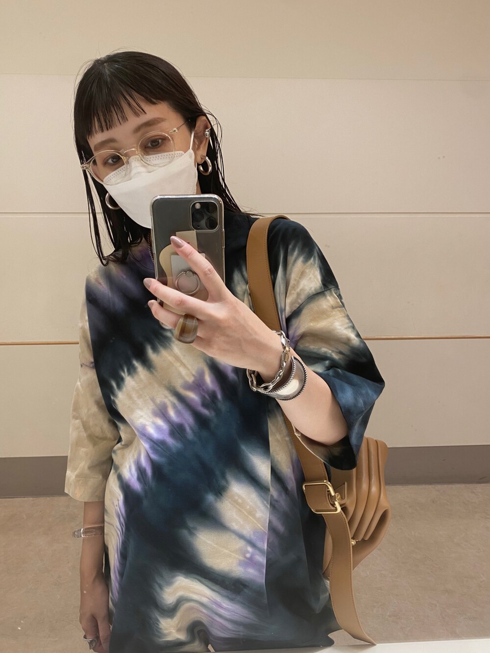 その他のTシャツ/カットソー、ブラック系のサンダル、ブラウン系のショルダーバッグを着用したレディースの秋コーディネートの3枚目の写真