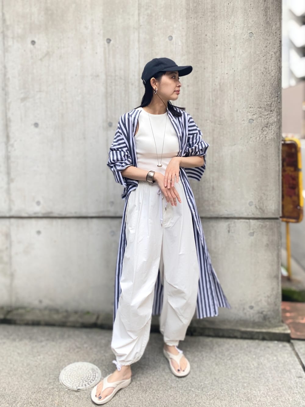 その他のシャツワンピース、ホワイト系のタンクトップ、ホワイト系のその他パンツを着用したレディースの夏コーディネートの3枚目の写真