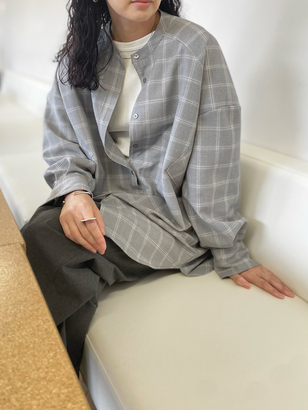 グレー系のシャツ/ブラウス、グレー系のスラックスを着用したレディースの秋コーディネートの3枚目の写真