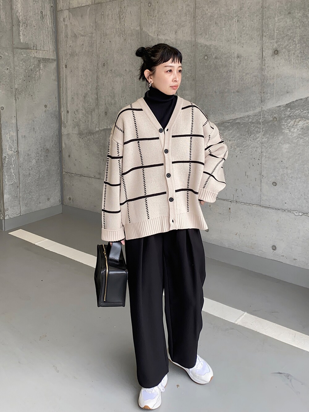 ベージュ系のカーディガン/ボレロ、ホワイト系のスニーカー、ブラック系のハンドバッグを着用したレディースの冬コーディネートの4枚目の写真