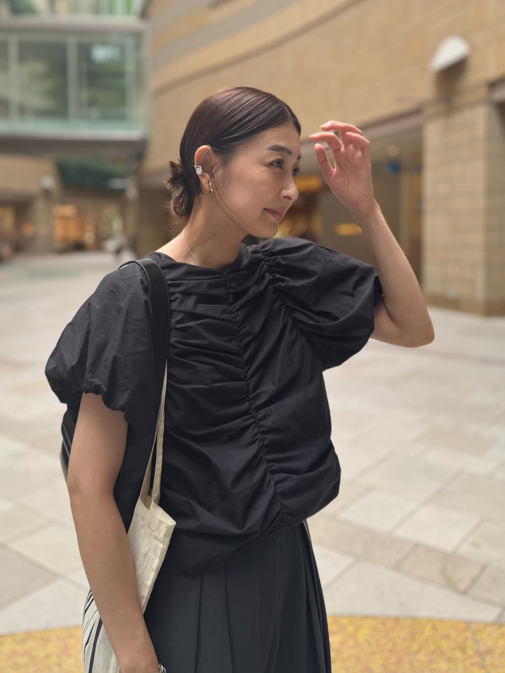 ブラック系のシャツ/ブラウス、グレー系のその他パンツ、ブラック系のサンダルを着用したレディースの夏コーディネートの3枚目の写真