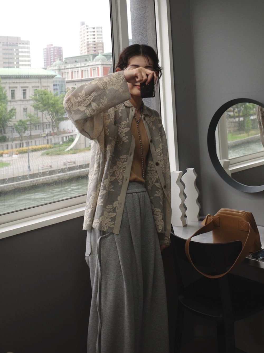 グレー系のシャツ/ブラウス、ベージュ系のキャミソール、グレー系のスウェットパンツを着用したレディースの夏コーディネートの3枚目の写真