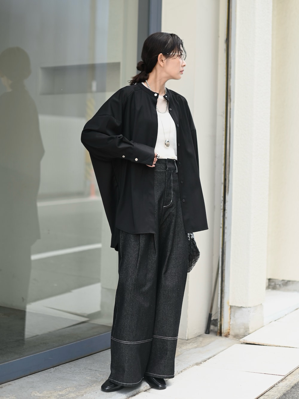 ブラック系のシャツ/ブラウス、シルバー系のネックレスを着用したレディースの春コーディネートの3枚目の写真