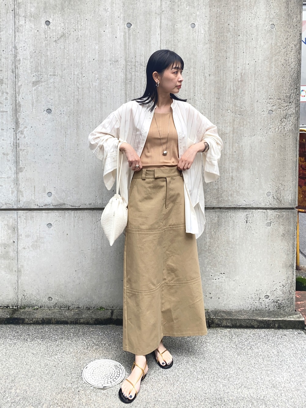 ホワイト系のシャツ/ブラウス、ベージュ系のキャミソール、ホワイト系のショルダーバッグを着用したレディースの夏コーディネートの3枚目の写真