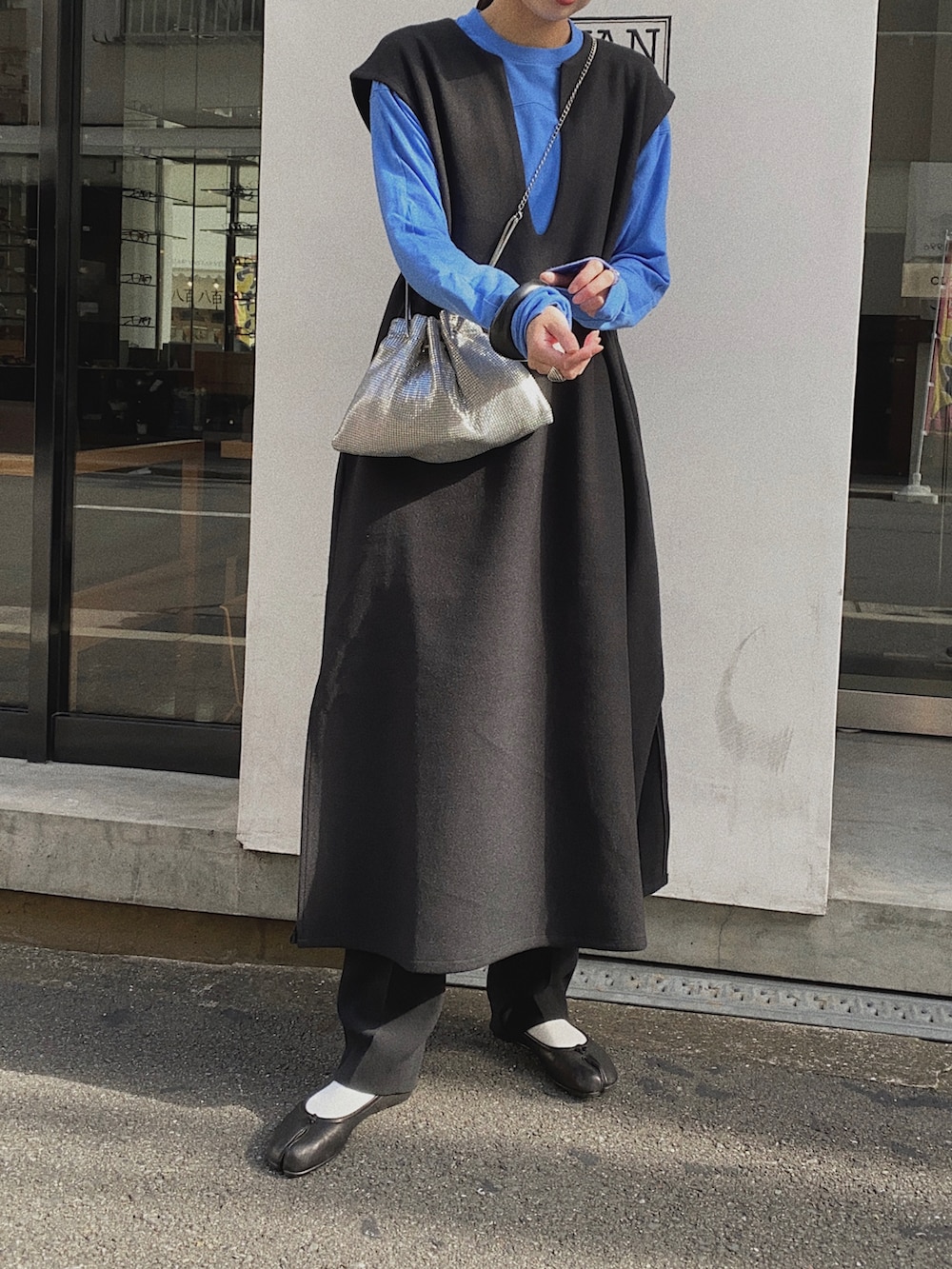 ブラック系のワンピース、シルバー系のショルダーバッグ、ブルー系のTシャツ/カットソーを着用したレディースの秋コーディネートの2枚目の写真