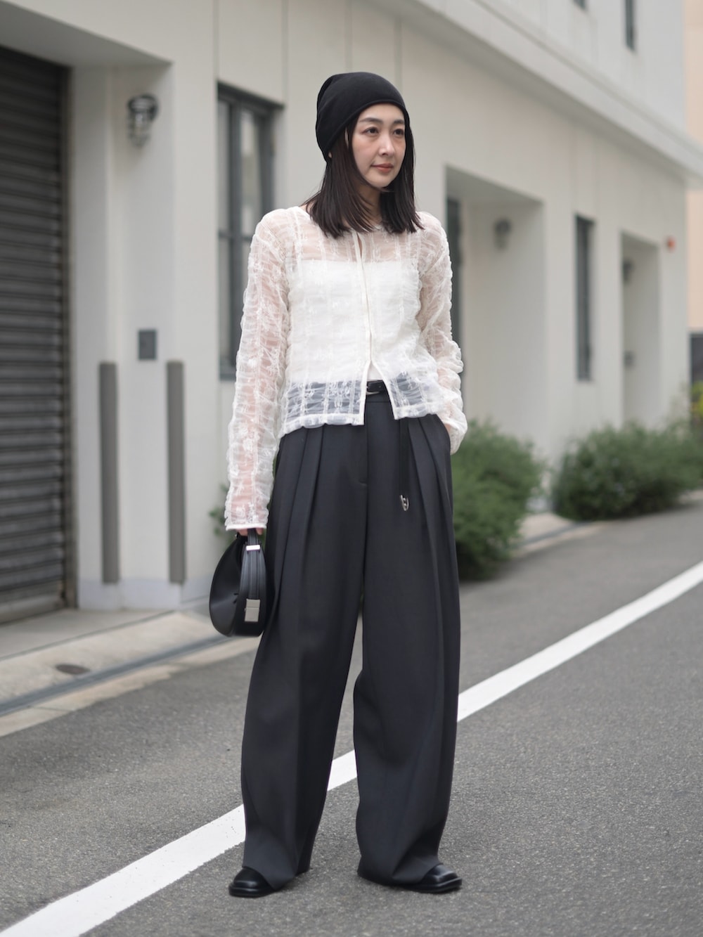 ホワイト系のシャツ/ブラウス、ブラック系のハンドバッグ、ブラック系のベルトを着用したレディースの夏コーディネートの4枚目の写真