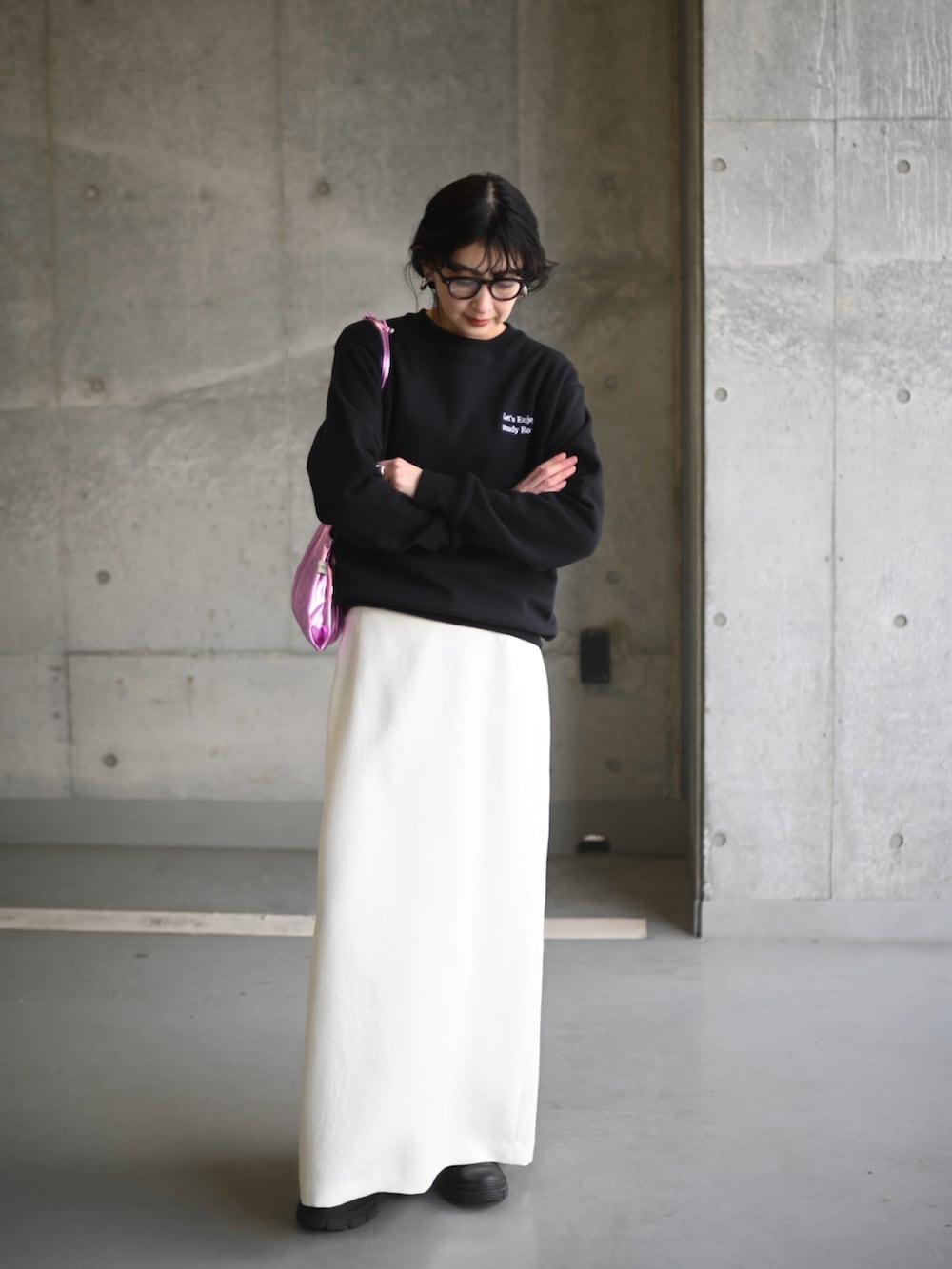 ブラック系のスウェット、ブラック系のブーツ、ブラック系のスウェットを着用したレディースの秋コーディネートの2枚目の写真