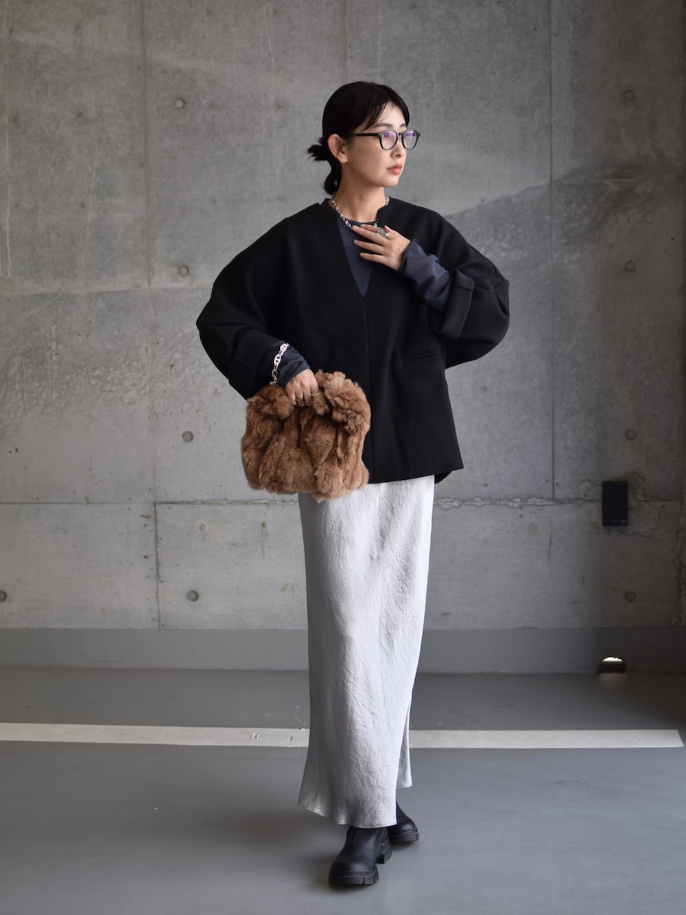 ブラック系のTシャツ/カットソー、グレー系のTシャツ/カットソー、シルバー系のスカートを着用したレディースの秋コーディネートの5枚目の写真