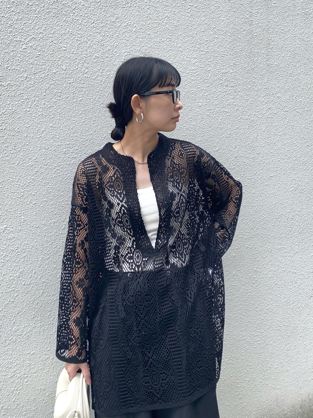 ブラック系のシャツ/ブラウス、ブラック系のその他パンツ、ホワイト系のキャミソールを着用したレディースの夏コーディネートの2枚目の写真