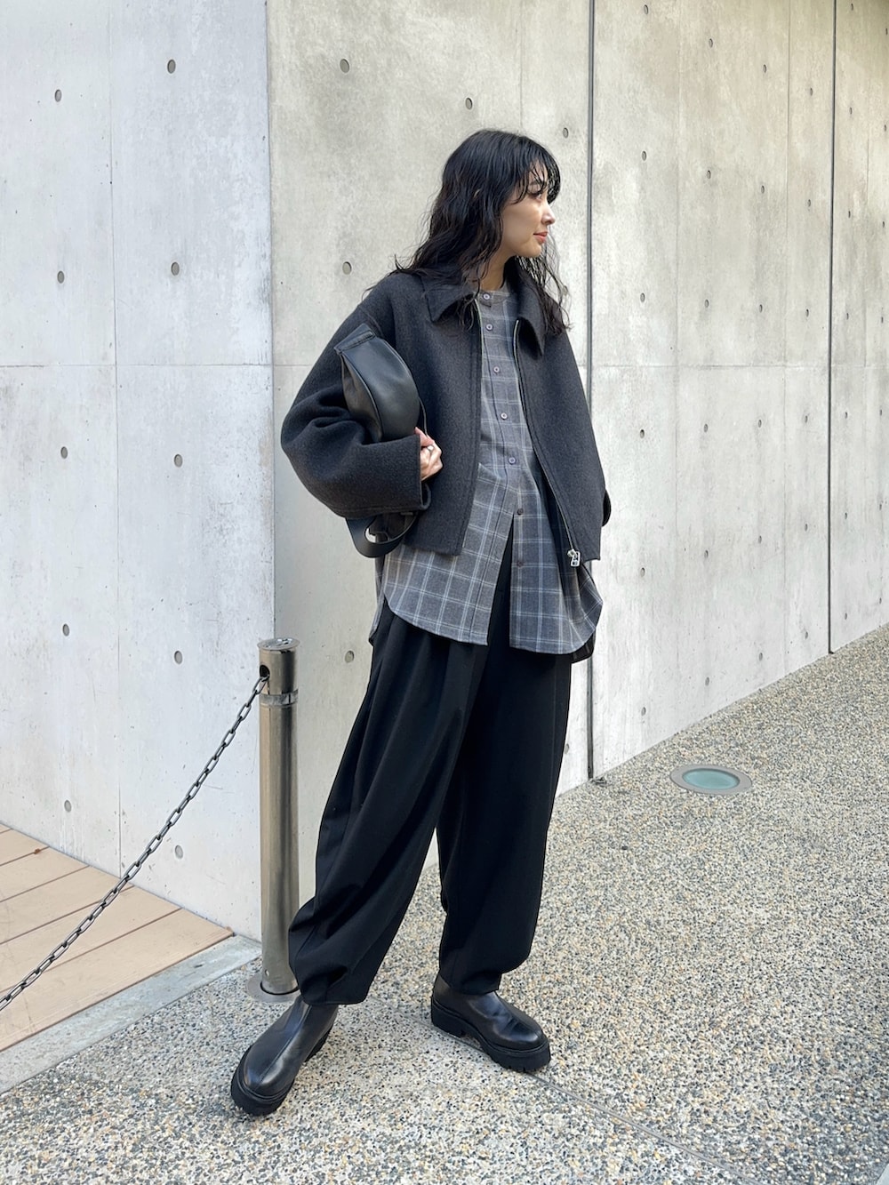 グレー系のブルゾン、グレー系のシャツ/ブラウス、ブラック系のスラックスを着用したレディースの冬コーディネートの5枚目の写真