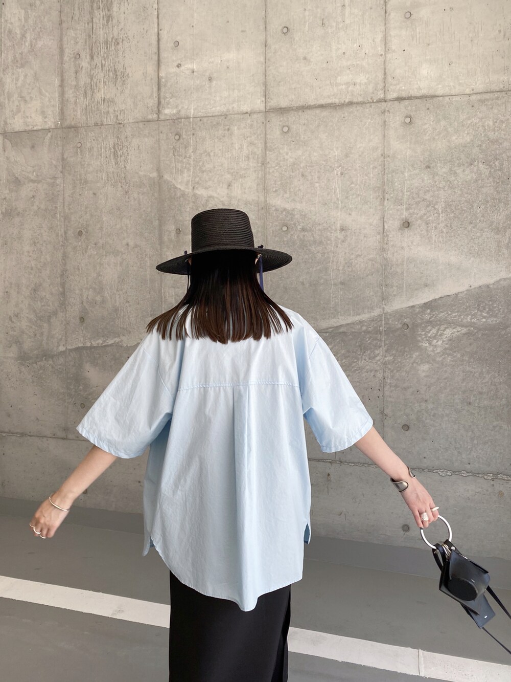 ブルー系のシャツ/ブラウス、ブラック系のショルダーバッグ、ブラック系のハットを着用したレディースの秋コーディネートの3枚目の写真