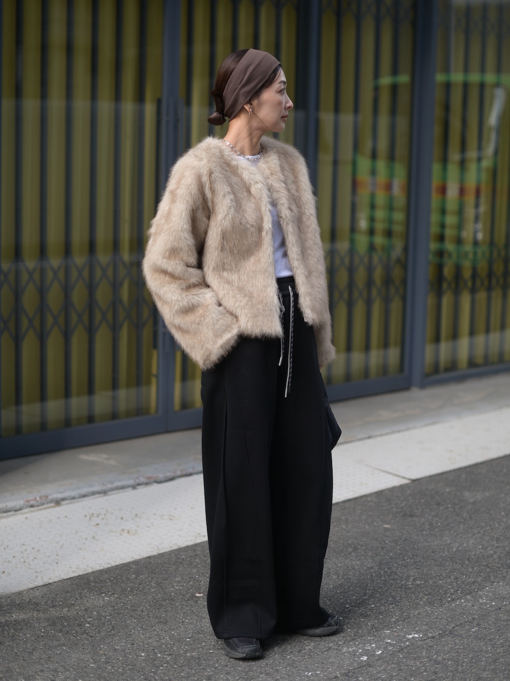 ベージュ系のその他アウター、ブラック系のスウェットパンツ、ブラック系のスニーカーを着用したレディースの冬コーディネートの3枚目の写真