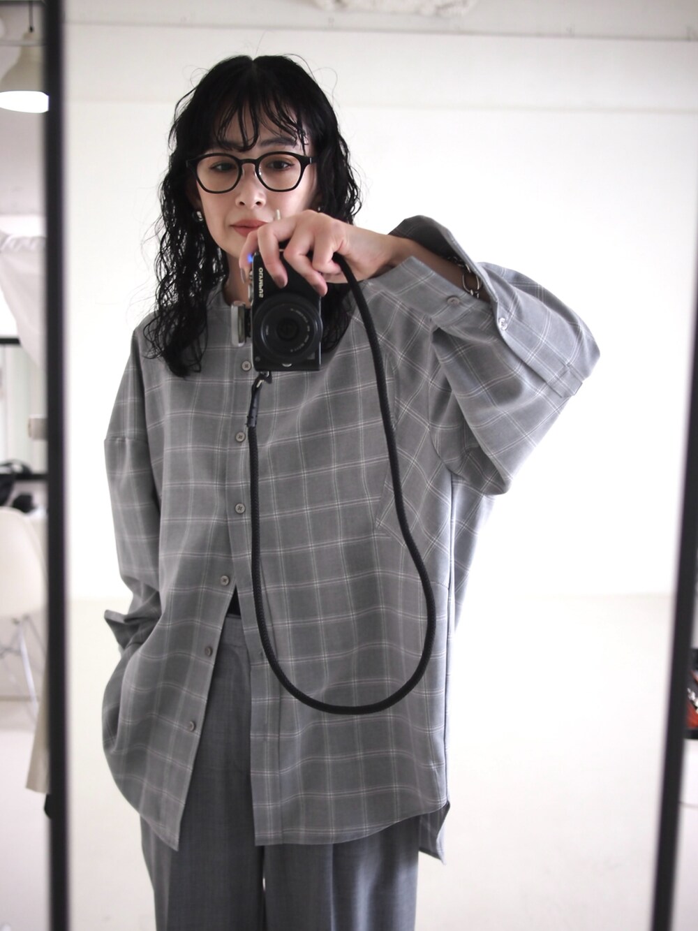 グレー系のシャツ/ブラウス、グレー系のスラックス、ブラック系のバレエシューズを着用したレディースの冬コーディネートの3枚目の写真