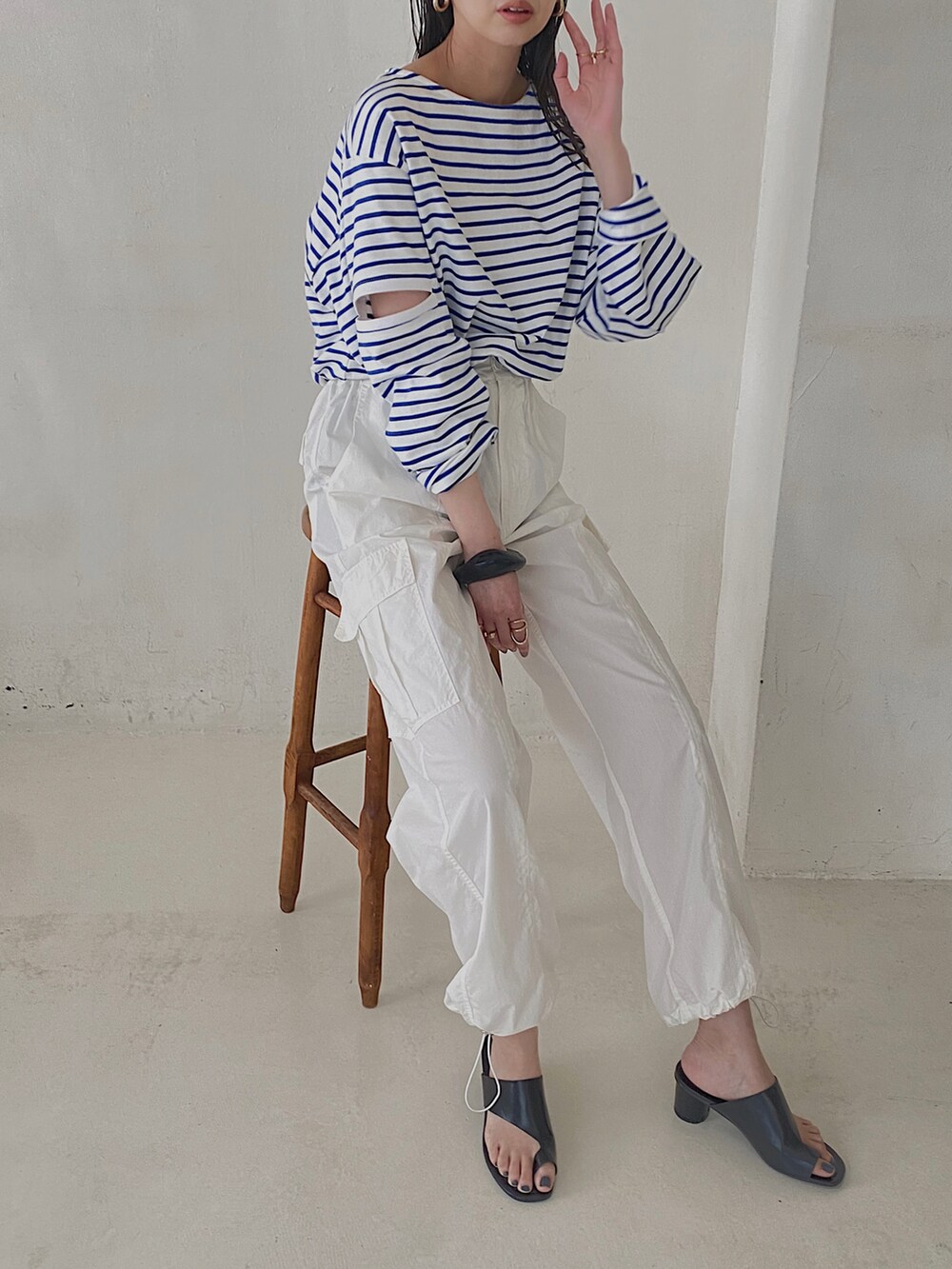 ブルー系のTシャツ/カットソー、ホワイト系のその他パンツを着用したレディースの春コーディネートの3枚目の写真