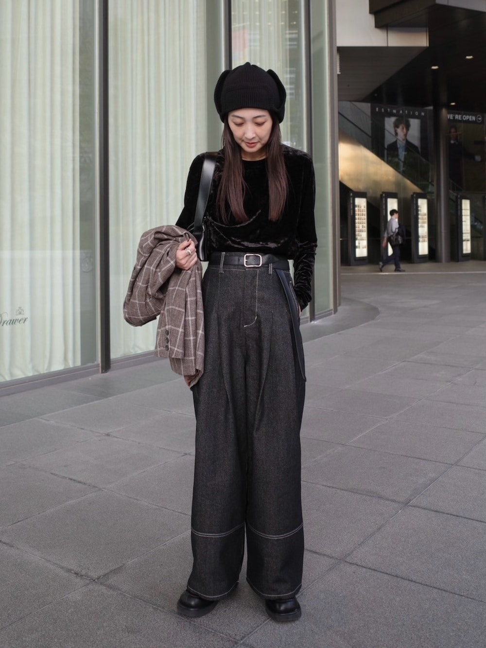 ブラック系のTシャツ/カットソー、ブラック系のデニムパンツ、ブラック系のショルダーバッグを着用したレディースの秋コーディネートの2枚目の写真