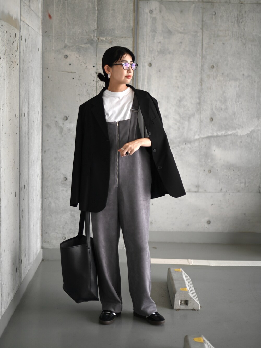 グレー系のサロペット/オーバーオール、ブラック系のショルダーバッグ、ブラック系のスニーカーを着用したレディースの秋コーディネートの2枚目の写真