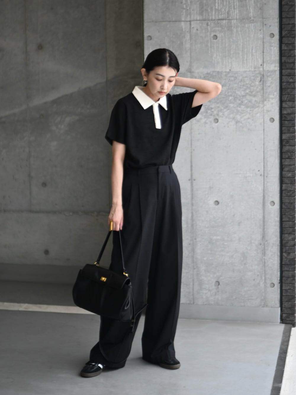 ブラック系のTシャツ/カットソー、ブラック系のスニーカーを着用したレディースの夏コーディネートの4枚目の写真