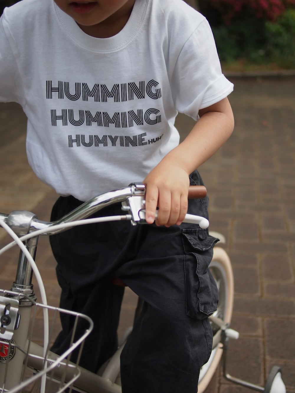 ホワイト系のTシャツ/カットソー、ホワイト系のTシャツ/カットソー、ブラック系のサンダルを着用したレディースの夏コーディネートの3枚目の写真