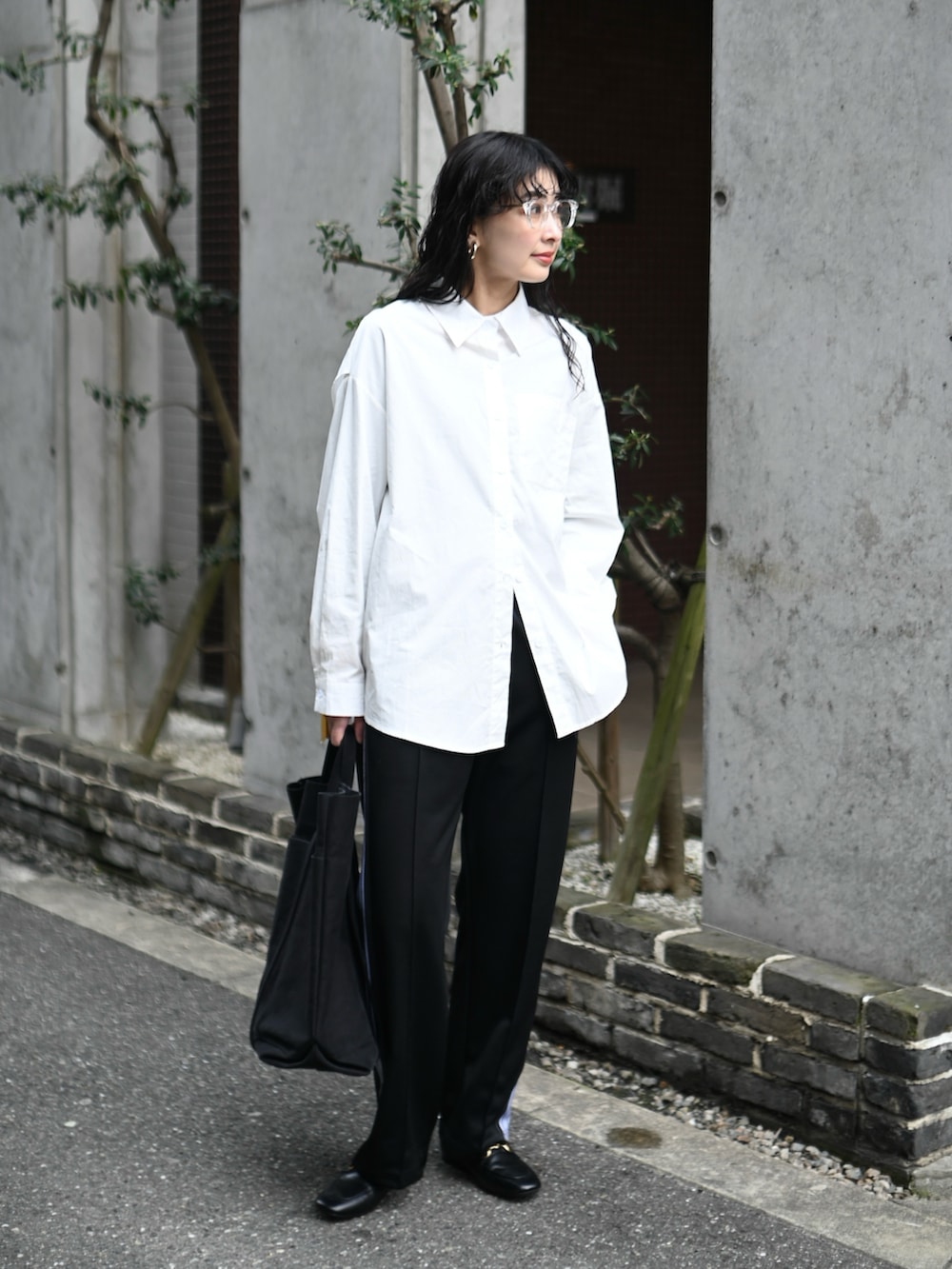 ブルー系のシャツ/ブラウス、ブラック系のその他パンツ、ブラック系のローファーを着用したレディースの春コーディネートの3枚目の写真