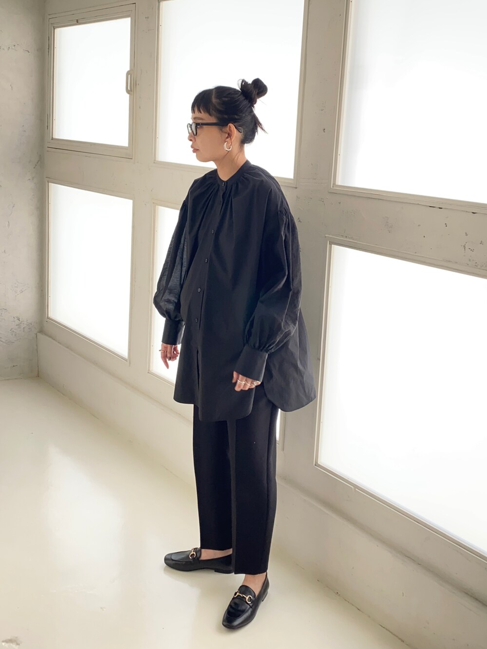 ブラック系のシャツ/ブラウス、ブラック系のローファーを着用したレディースの秋コーディネートの3枚目の写真