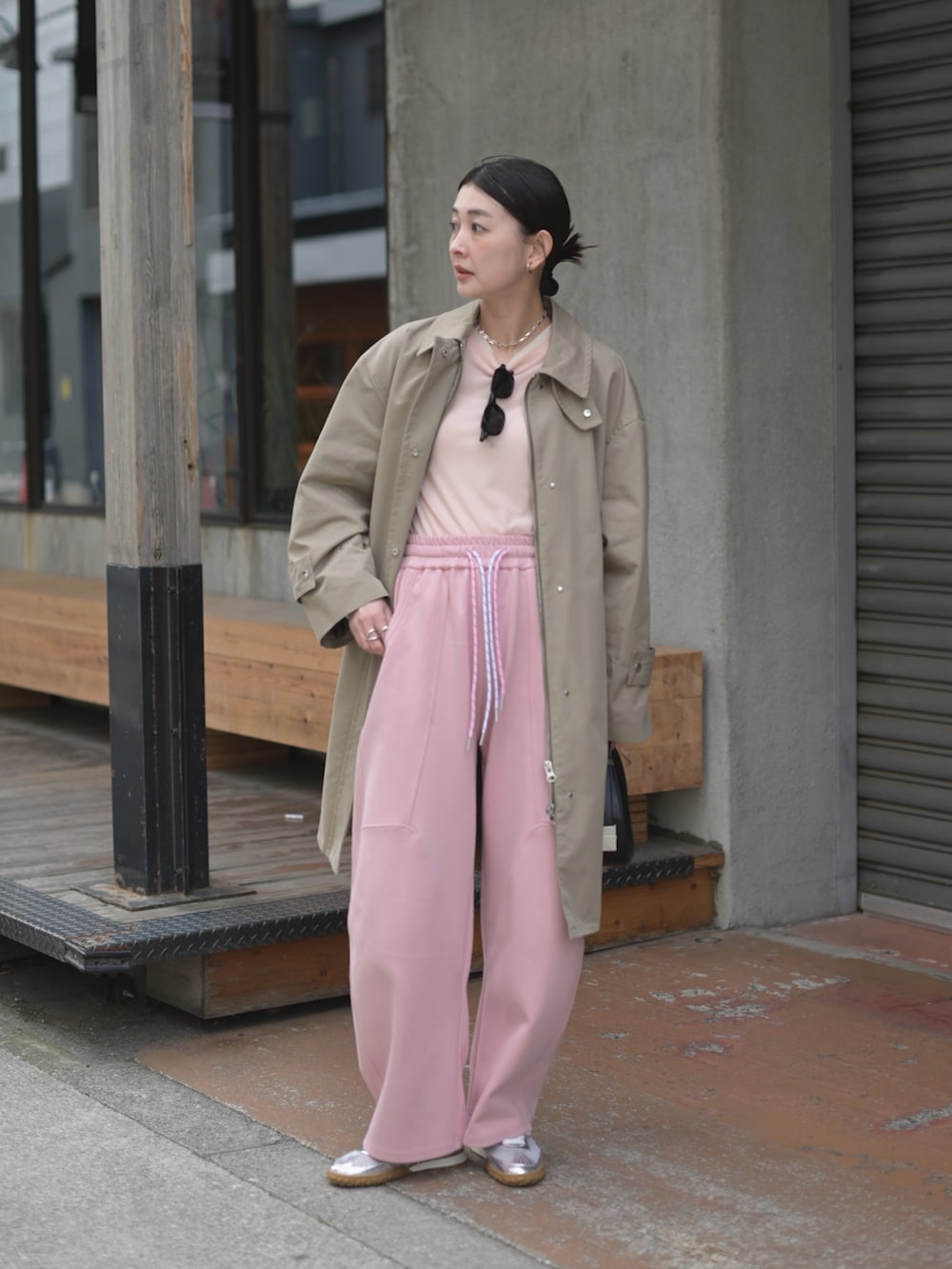 ピンク系のTシャツ/カットソー、ピンク系のスウェットパンツ、シルバー系のスニーカーを着用したレディースの春コーディネートの2枚目の写真