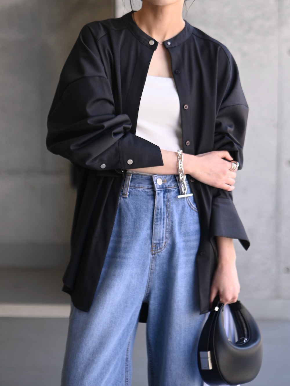 グレー系のシャツ/ブラウス、ホワイト系のトートバッグ、ブラック系のハンドバッグを着用したレディースの春コーディネートの3枚目の写真