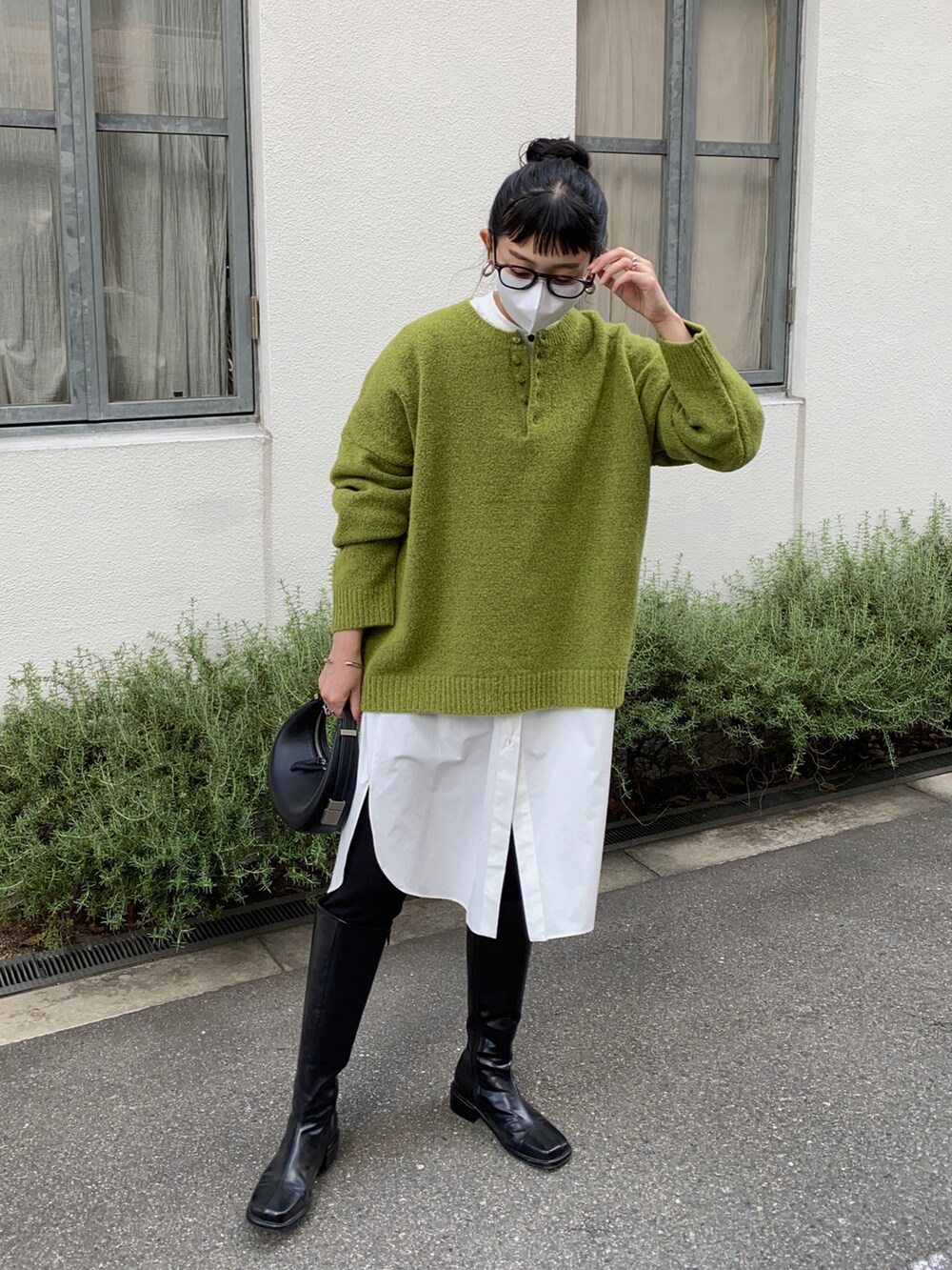 グリーン系のニット/セーター、ホワイト系のシャツワンピースを着用したレディースの秋コーディネートの2枚目の写真