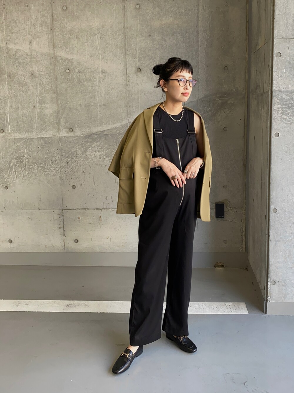 ブラック系のサロペット/オーバーオール、ブラック系のローファー、シルバー系のネックレスを着用したレディースの秋コーディネートの3枚目の写真